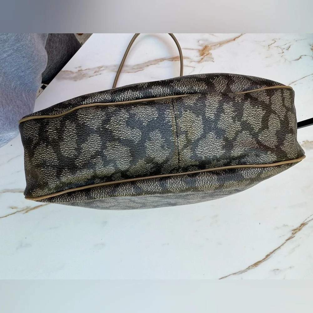 Vintage YSL Tan and Black Giraffe Print Tote Bag - Picture 5 of 9